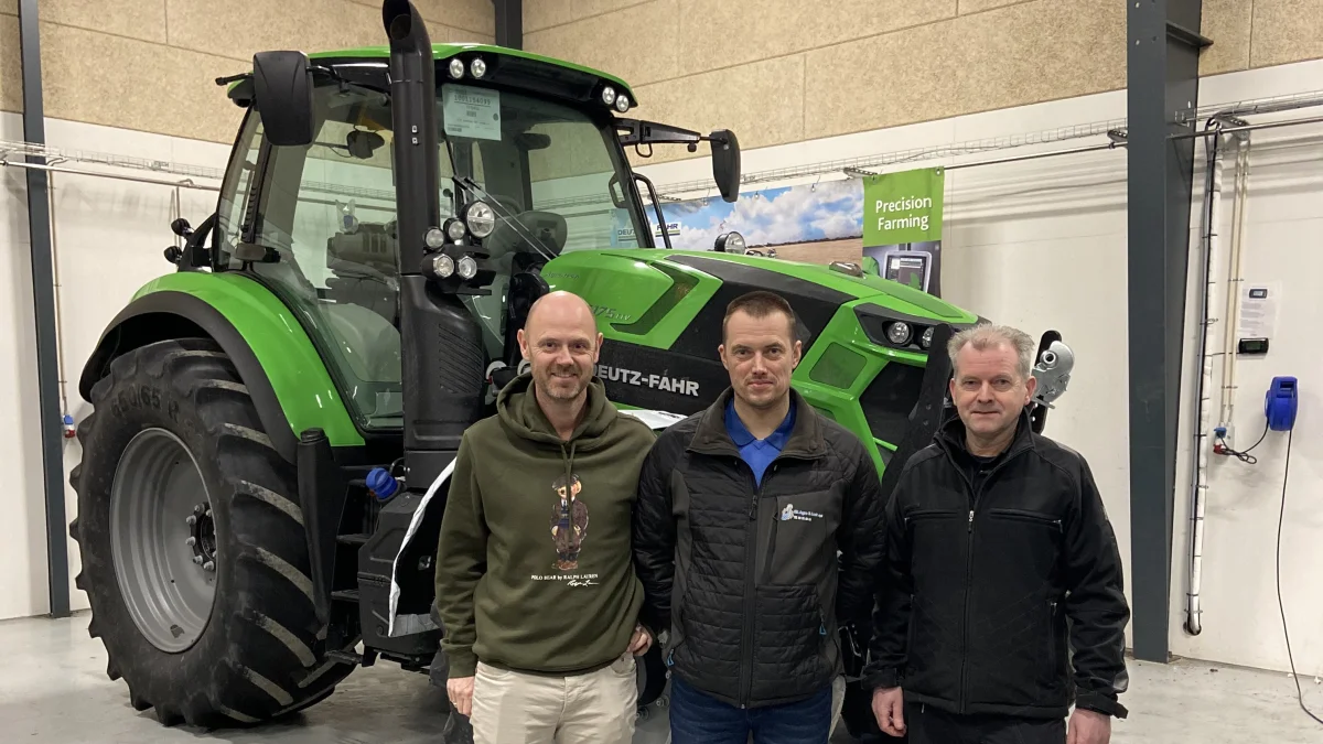 SR Agro & Last bliver ny Deutz-Fahr forhandler i Nordjylland. Fra venstre Henrik Hansen, CEO i Moni Worldwide, Sune Jensen, ejer af SR Agro & Last ApS og Henrik Rømer, sælger hos SR Agro & Last. Pressefoto