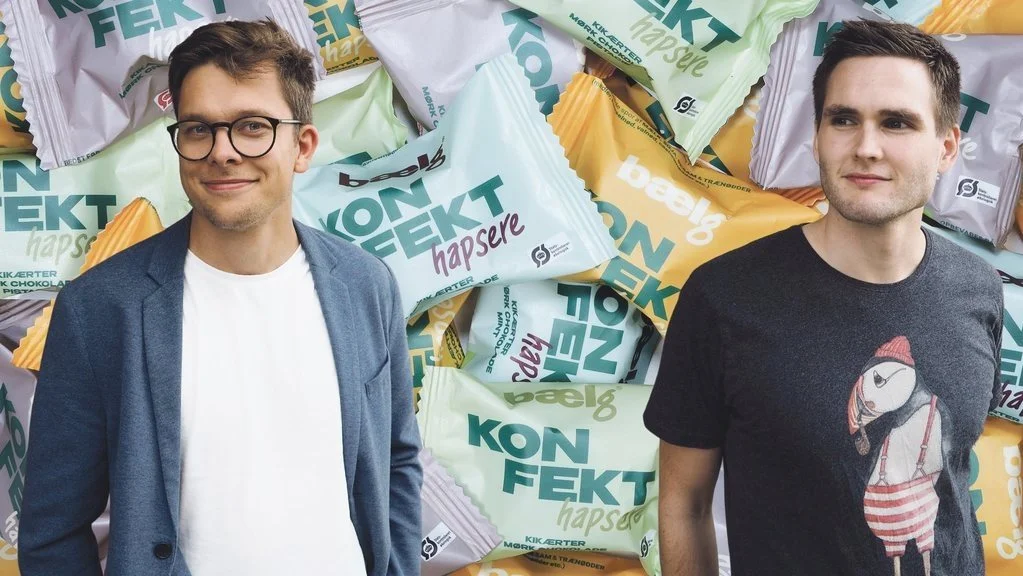 De to barndomsvenner og nu forretningspartnere Benjamin Pedersen (tv) og Martin Hansen (th) har på få år forvandlet en lille snack lavet på bælgfrugter til en virksomhed i vækst. Nu også med Tommy Ahlers som investor. Foto: Bælg