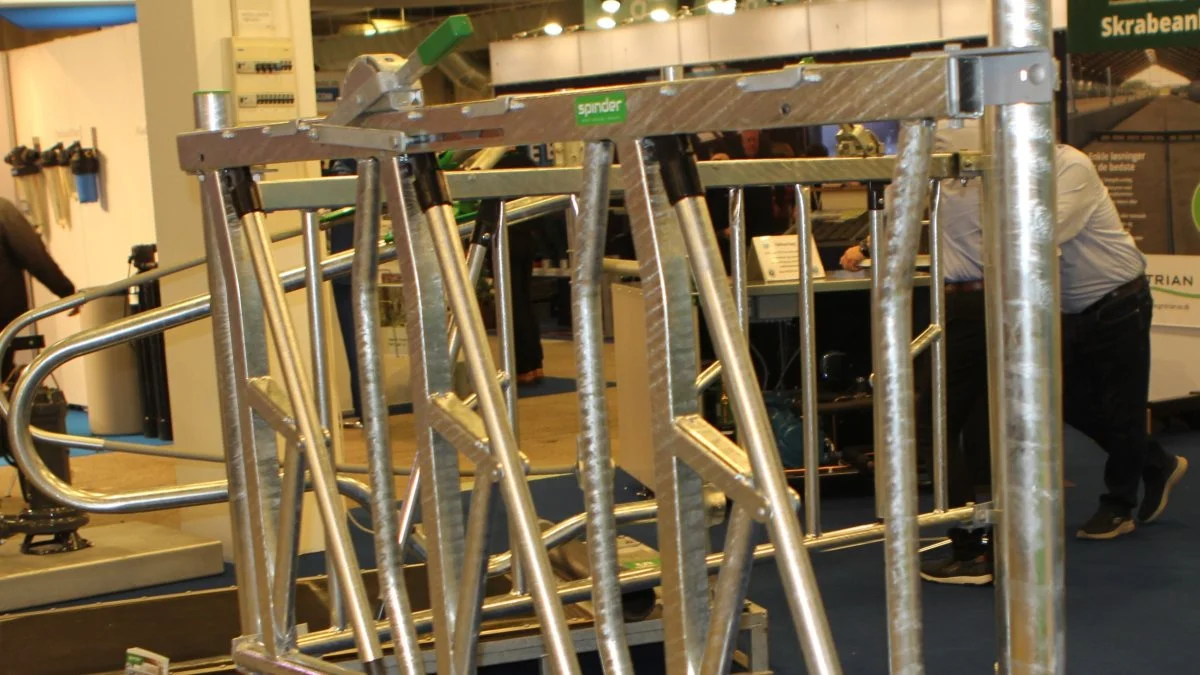 Grotrian fremhæver blandt andet funktionaliteten ved det nye fanggitter. Foto: Line Brusgaard