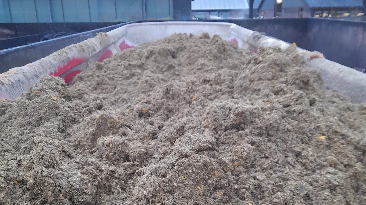 Peecon-fodervognen kan blandt over 25 tons foder ad gangen. Vognen i sig selv vejer omkring 13 tons. Privatfoto