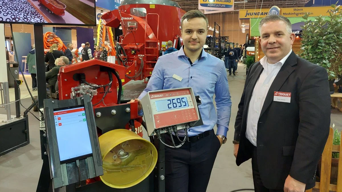 Søren Boje, sælger hos Stenderup, (tv), og hollandske Robin Hansen fra Trioliet, (th), i forbindelse med Agromek i Herning sidst på året 2022, hvor den nye app-styrede gearkasse til Trioliet-vognene var blandt nyhederne. Foto: John Ankersen