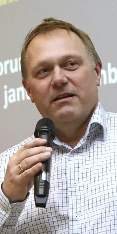 - Når afgrøderne står så stærke med lange rødder efter den gode etablering, er der intet behov for »fødselshjælp« og en masse gødning i en fart. Så ro på, lyder det fra afdelingschef Lars-Ejler Hansen, Velas. Arkivfoto: Erik Hansen