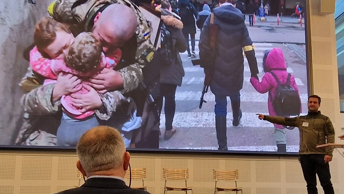 Med ryggen til overværer den ukrainske ambassadør i Danmark, Mykhailo Vydoninik, indlægget fra den danske driftsleder Morten Albertsen. Foto: Jørgen P. Jensen