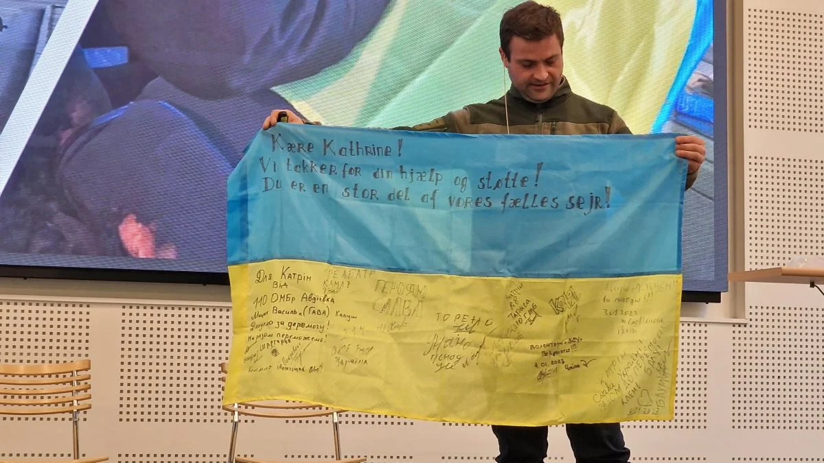 Morten Albertsen har sammen med sin søster, Kathrine, pakket en bil med indsamlet, varmt tøj og kørt det helt ud til de ukrainske soldater, der kæmper ved fronten. Som tak skrev de deres navne på dette flag - på dansk.