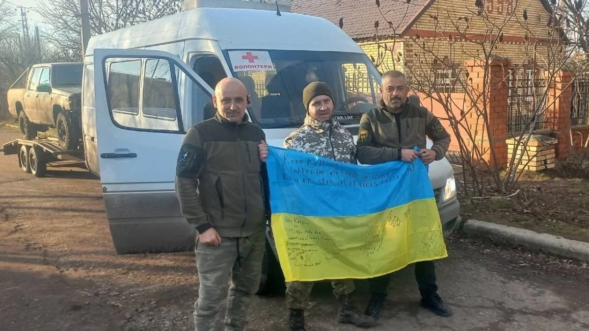 Nogle af de ukrainske soldater ved fronten, som netop har skrevet deres navne på flaget som tak til Morten Albertsen og hans søster.