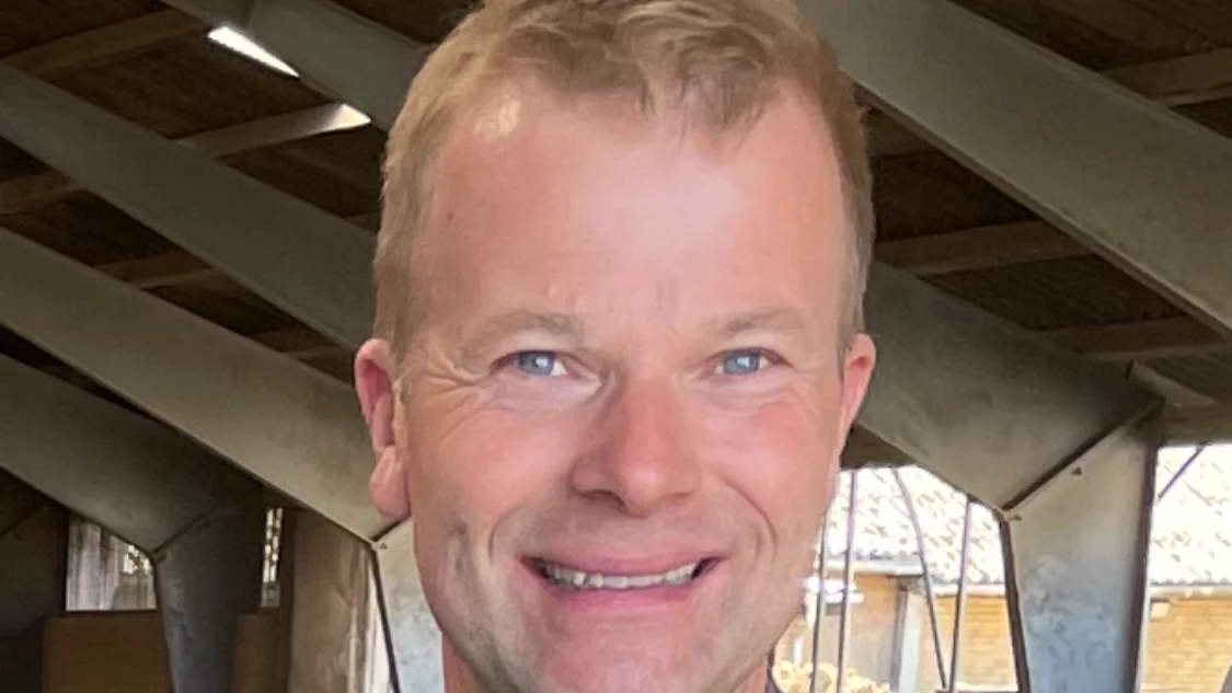 Landmand Klaus Jørgensen har søgt rådgivning hos KF Miljø gennem 10 år. Han har blandt andet fået mulighed for at installere LED-belysning i stalden efter KF Miljø rådgav ham om en tilskudsansøgning. Foto: Privat, Klaus Jørgensen.