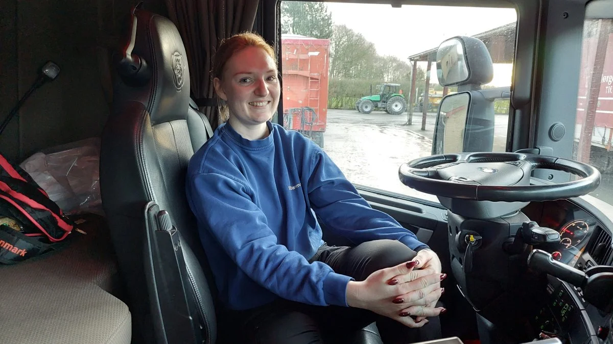Jeg føler virkelig, at jeg har fundet det rette sted, lyder det fra førersædet i den Scania R490, som der er Cecilies faste »kontor«.