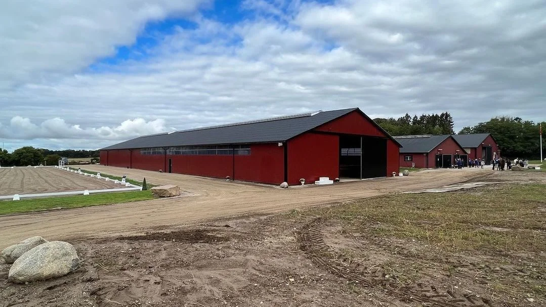 N.J. Totalbyg færdiggjorde og afleverede i efteråret 2022 en ny ridehal og hestestald til Askov Ridecenter syd for Næstved. Fotos: N.J. Totalbyg