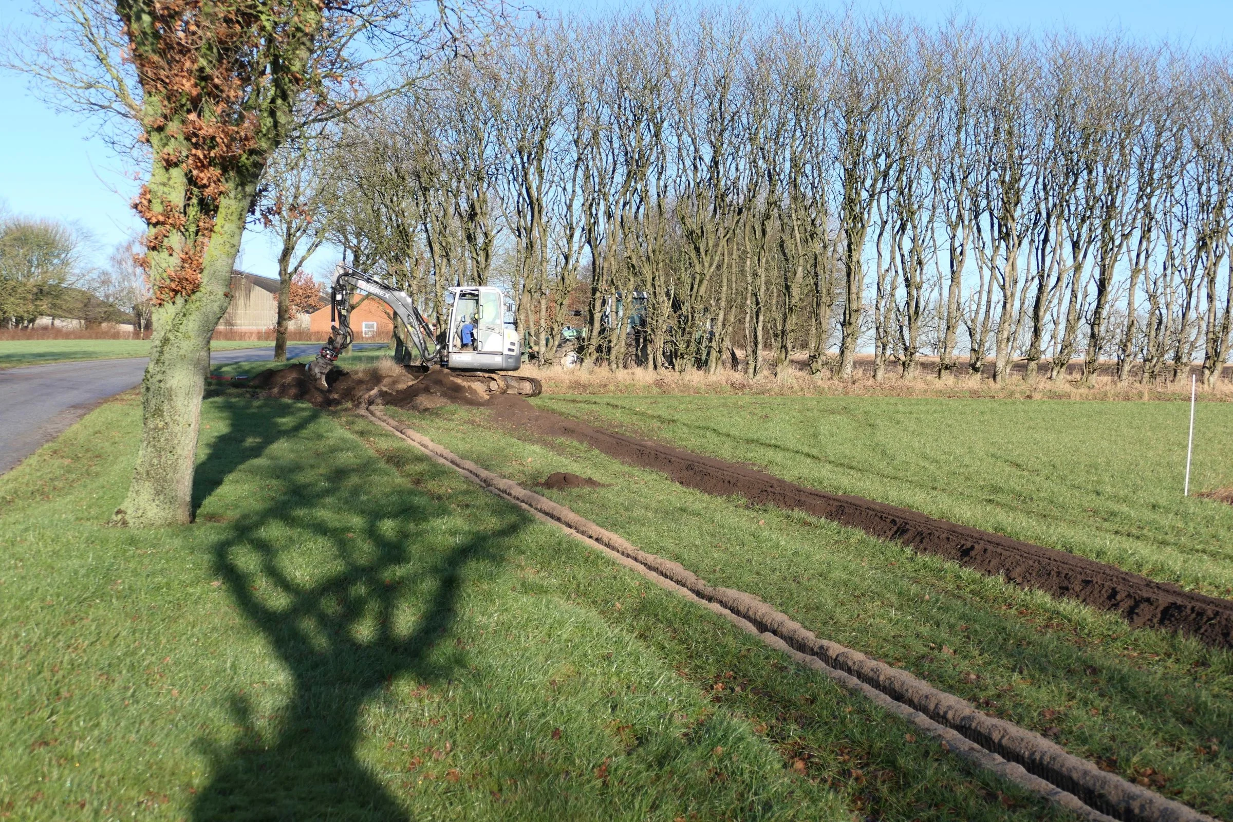 Den elektricitet, der produceres i marken med solceller, bliver naturligvis registreret nøje. Lige nu bliver der gravet en direkte til Foulum, hvor den elektricitet, solcellerne producerer, skal anvendes. Foto: Bøje Østerlund.
