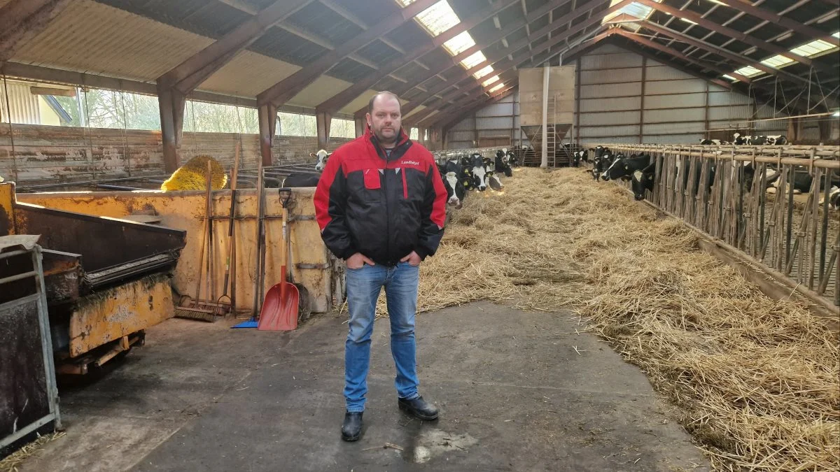 Mælkeproducent Jens Bangsgaard må fortsat vente i uvished på, om han enten kan få dispensation fra §3 i miljøbeskyttelsesloven på sine 20 hektar engarealer, eller om han kan få eksproprieret sine arealer, fremgår det af svar fra Miljøministeriet. Foto: Henning K Andersen