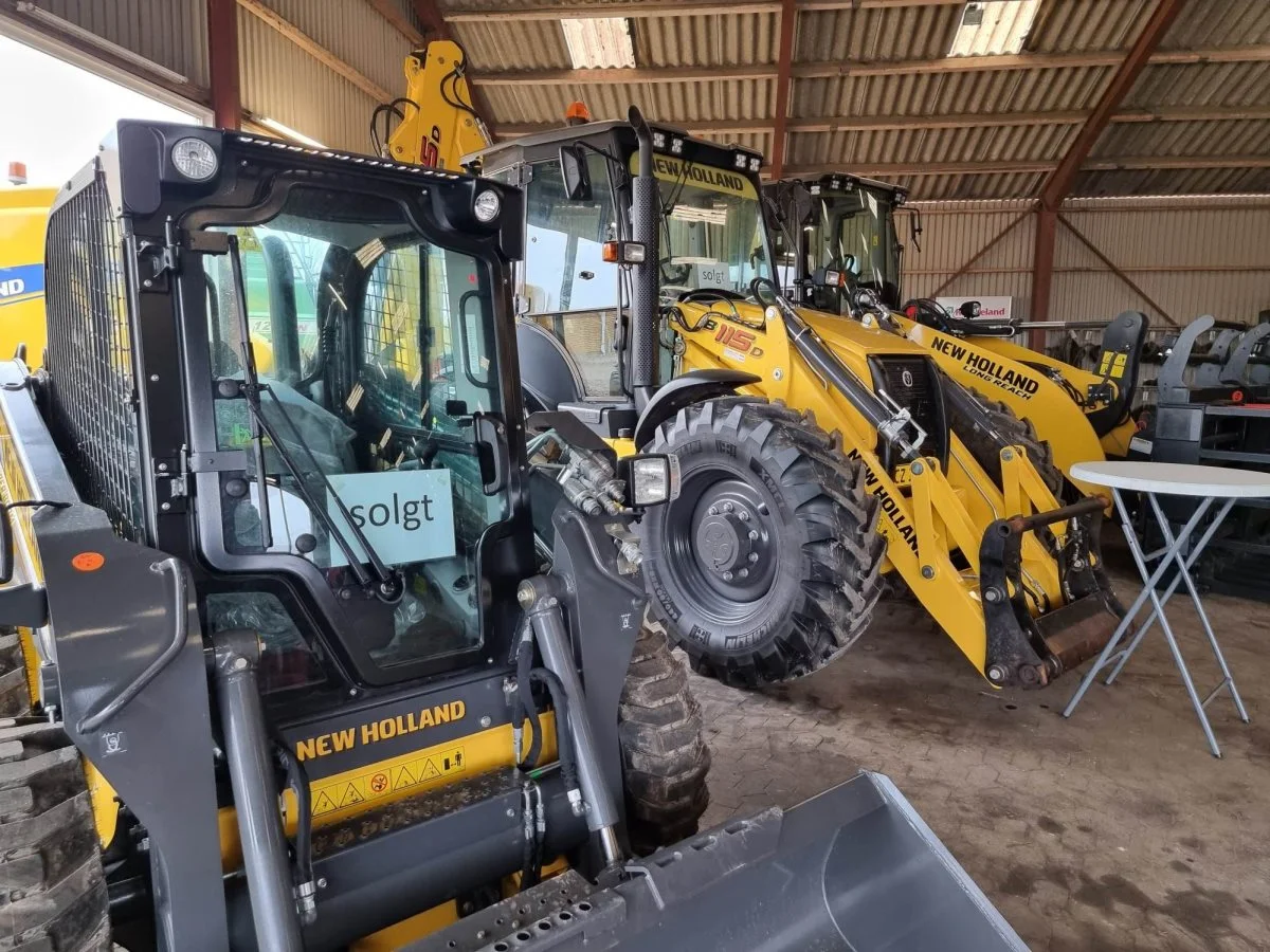 Et par solgte New Holland-maskiner. Foto: Anders Lei