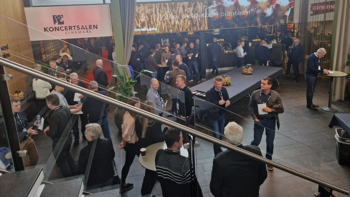 Snakken gik lystigt mellem deltagerne ved Fjordlands 2023-kongres. Foto: Henning K. Andersen