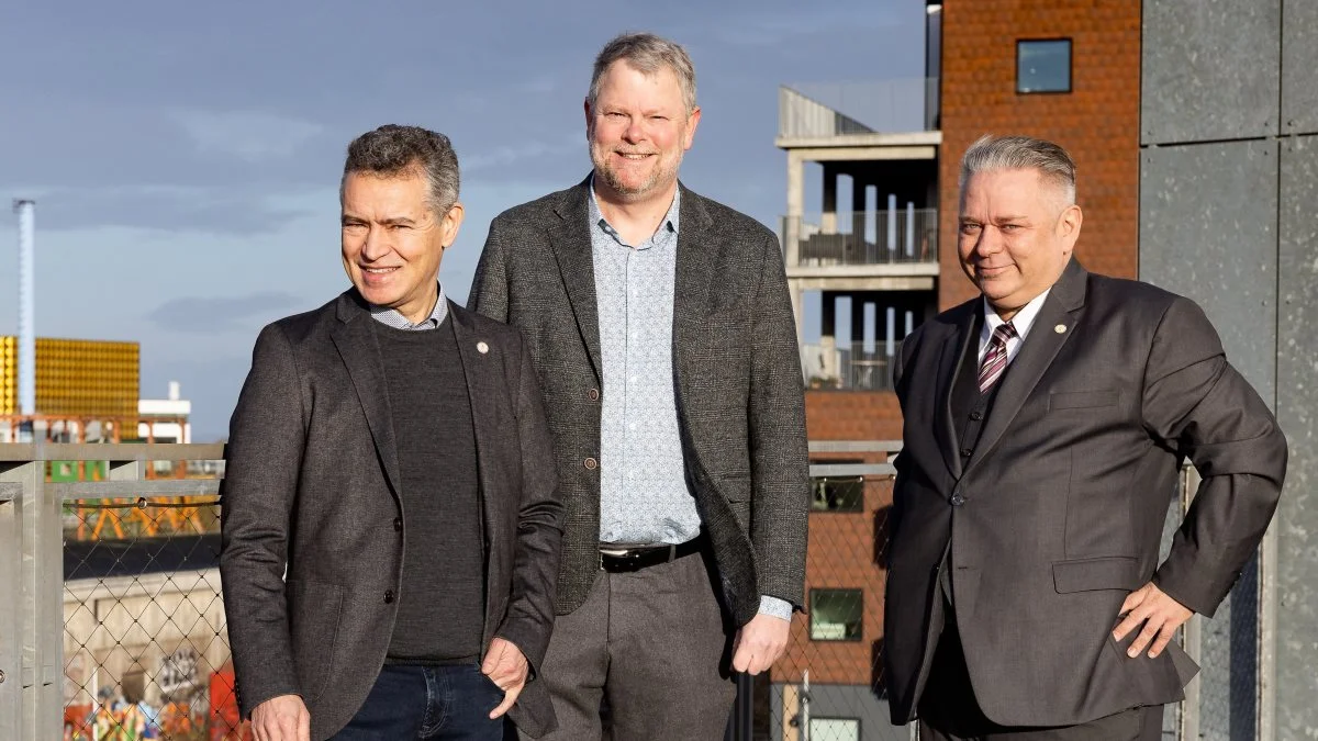Fra Venstre: Søren Heisel, formand SkillsDenmark, Thomas Breddam, borgmester Roskilde, Michael Boas Pedersen, næstformand SkillsDenmark. Foto: Jesper Edvardsen. 