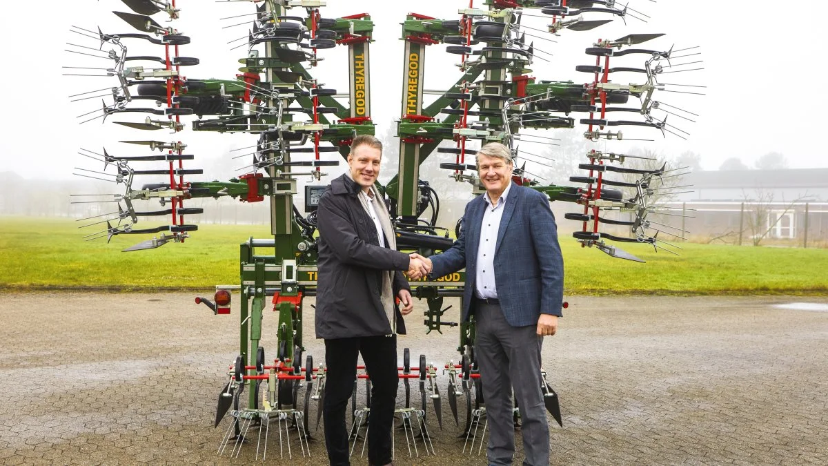 Väderstad har købt alle intellektuelle rettigheder til Thyregods produktområde for radrensere, det vil sige både TRV-serien og Swingking-sortimentet. På billedet er det Henrik Gilstring, CEO i Väderstad Group (tv) og bestyrelsesformand Peter Erik Hansen i Thyregod, der giver hånd på aftalen.