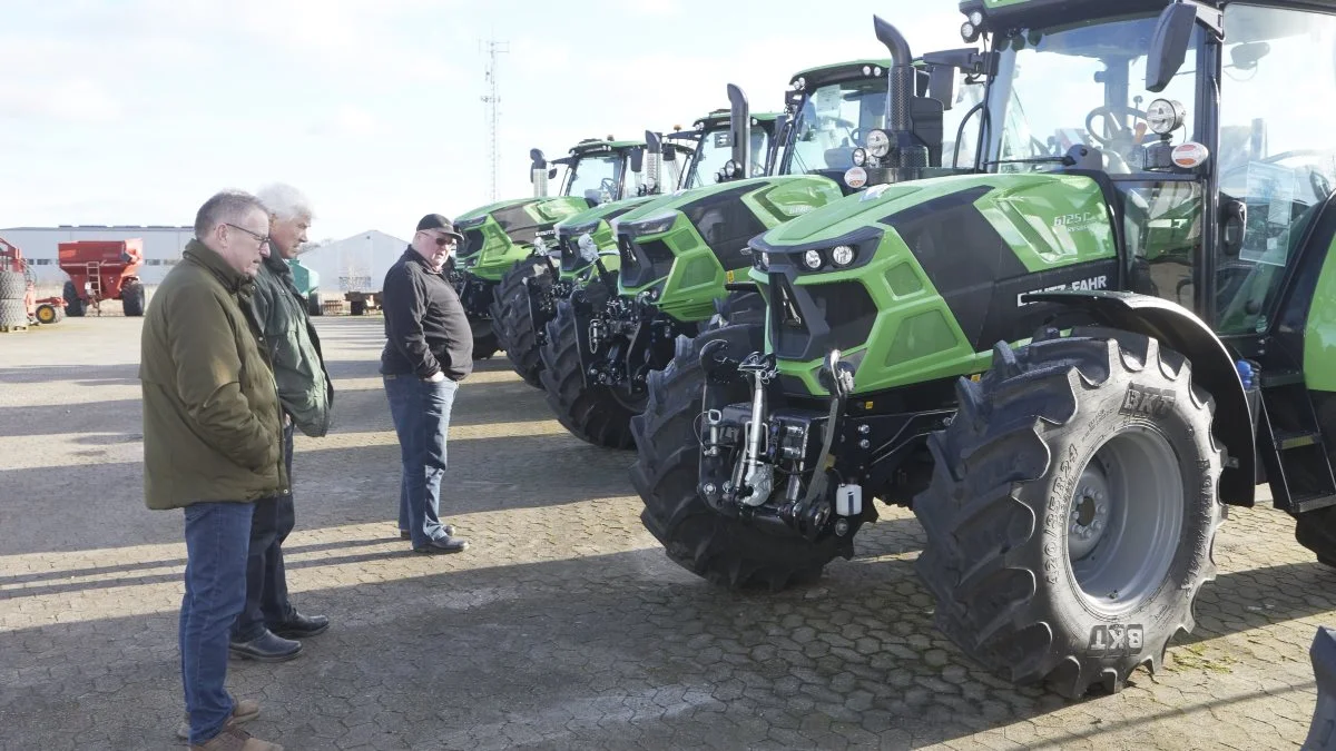 Maskinhandler Claus Andresen (forrest) fik ved åbent hus-arrangementet mange positive tilkendelser af, at AgroFyn nu er blevet Deutz-Fahr forhandler. Foto: Erik Hansen 
