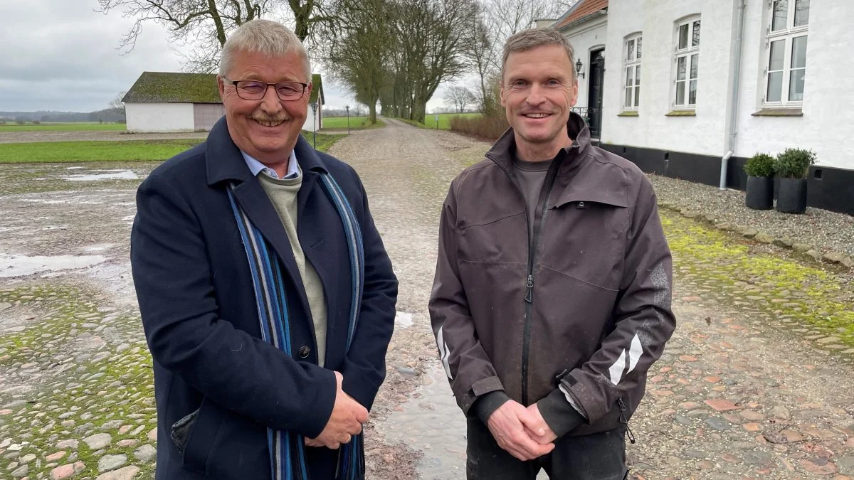 Hans Gæmelke, formand for Djursland Landboforening, (tv.) har været på besøg hos landmand Niels Bruun (th.), som gerne vil være leverandør til et fælles biogasanlæg på Djursland. Foto: Djursland Landboforening