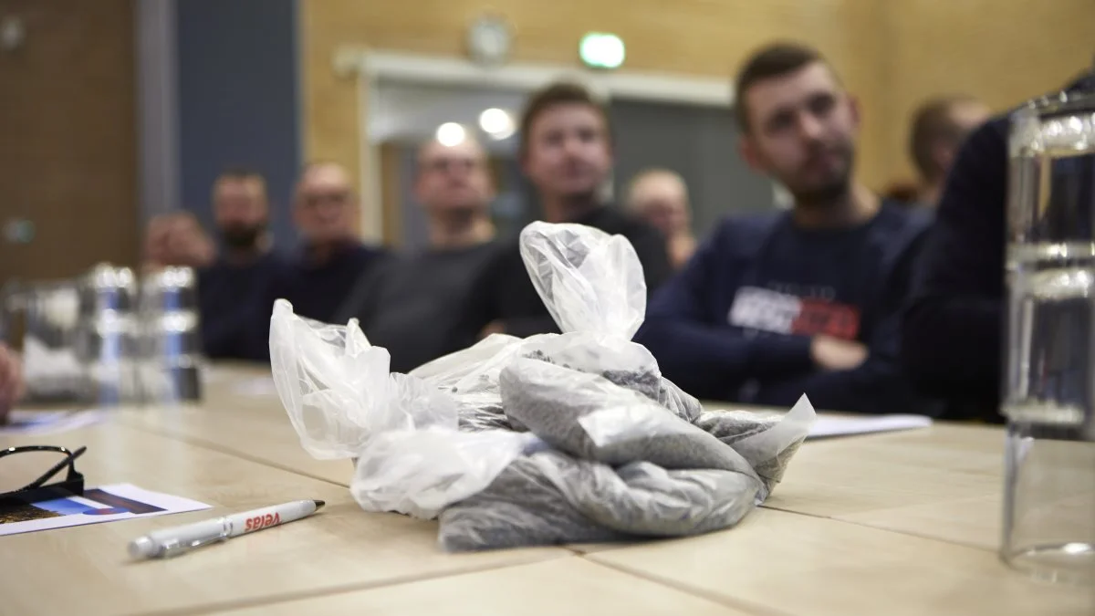 En metode til at konstatere fosformangel er et såkaldt fosforkryds i marken. Det laves ved at sprede tripelsuperfosfat, som lå i poser på bordene ved Velas-arrangementet.