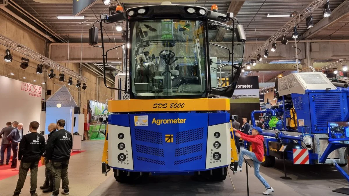 Ingeniører arbejder hele tiden på at effektivisere de selvkørende gylleudbringningsmaskiner endnu mere. Her er den store SDS8000-gylleudlægger udstillet på Agromek-messen 2022. Fotos: Anders Lei