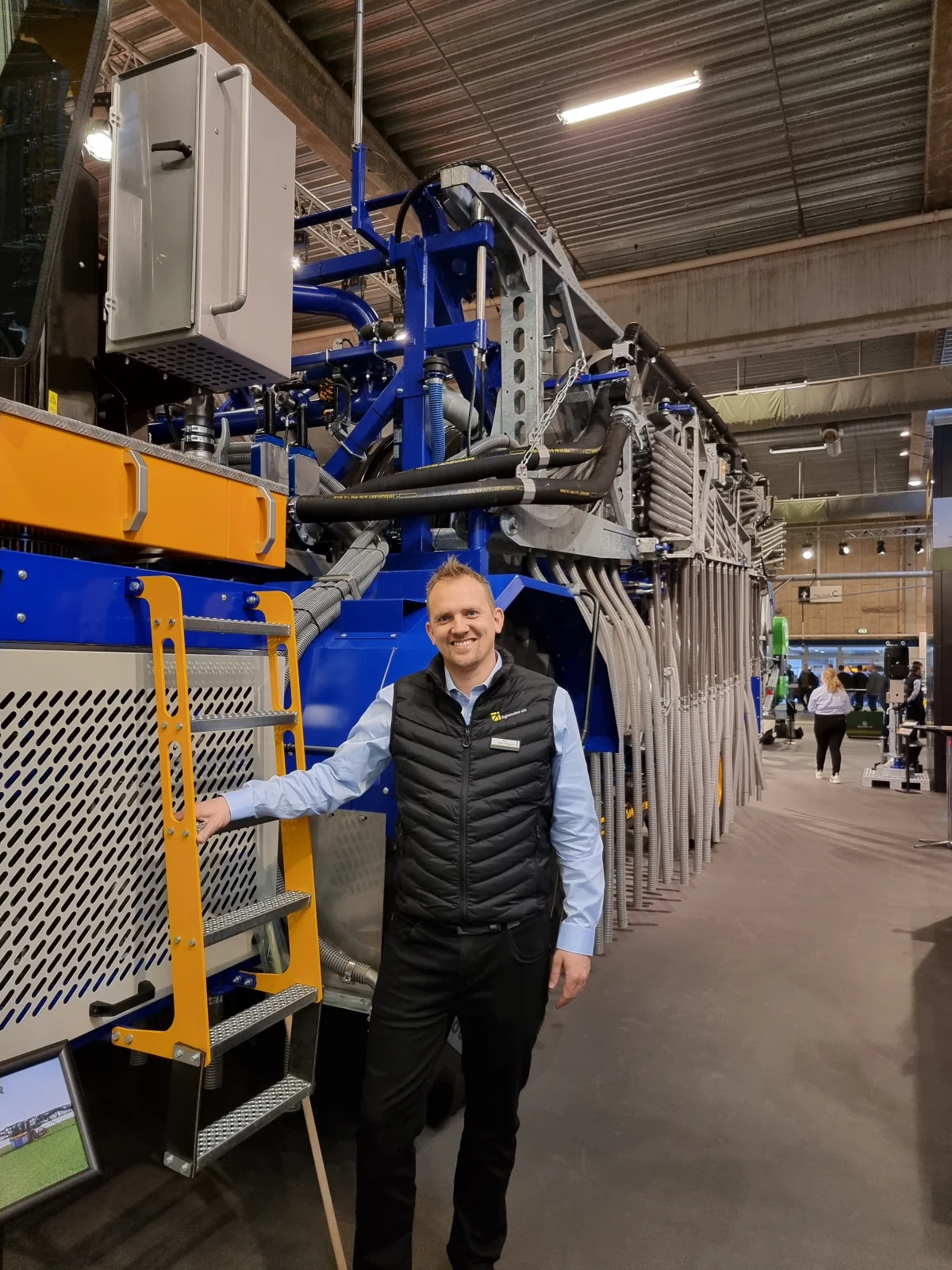 Jakob T. Thisgaard arbejder med service hos Agrometer og viser her maskinen frem på Agromek 2022.