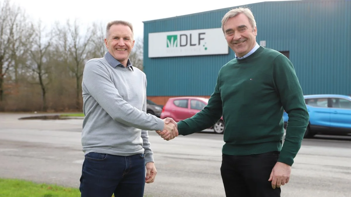 Salgschef hos DLF, Jens Grimstrup Larsen (tv) og formand for FRDK, Henrik Terp giver hånd på det nye samarbejde mellem de to parter, der betyder, at frøene i FRDKs specialblandinger fremover kommer fra DLF. Foto: FRDK