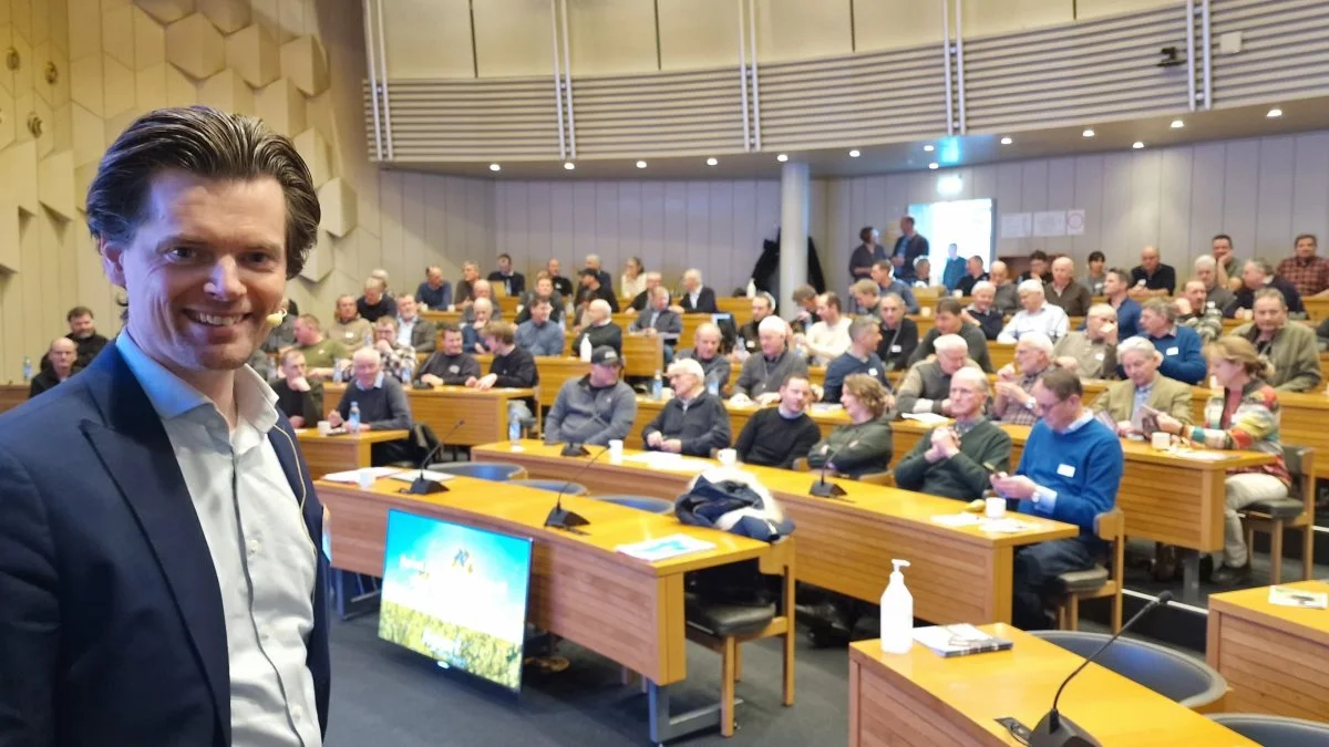 Planteavlschef Hans Henrik Fredsted kunne byde velkommen i en fyldt sal på Agrovis andet planteavlsmøde - denne gang i Nordsjælland. Foto: Jørgen P. Jensen