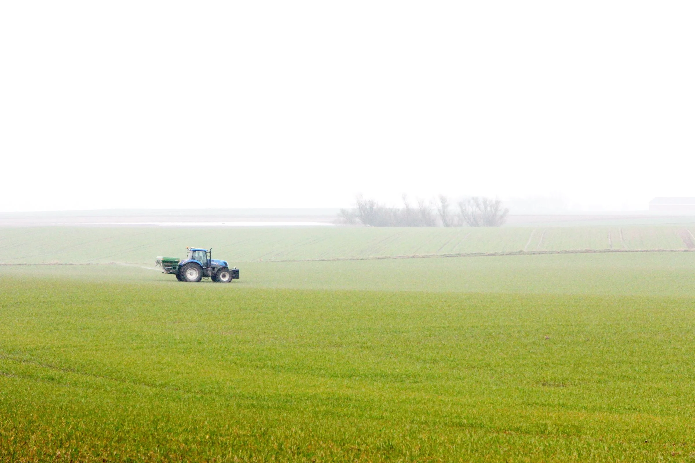 Hvor marken er farbar, opfordrer Lenette Broksø Iversen til, at man kommer afsted med første tildeling af gødning snarest. Foto: Bøje Østerlund