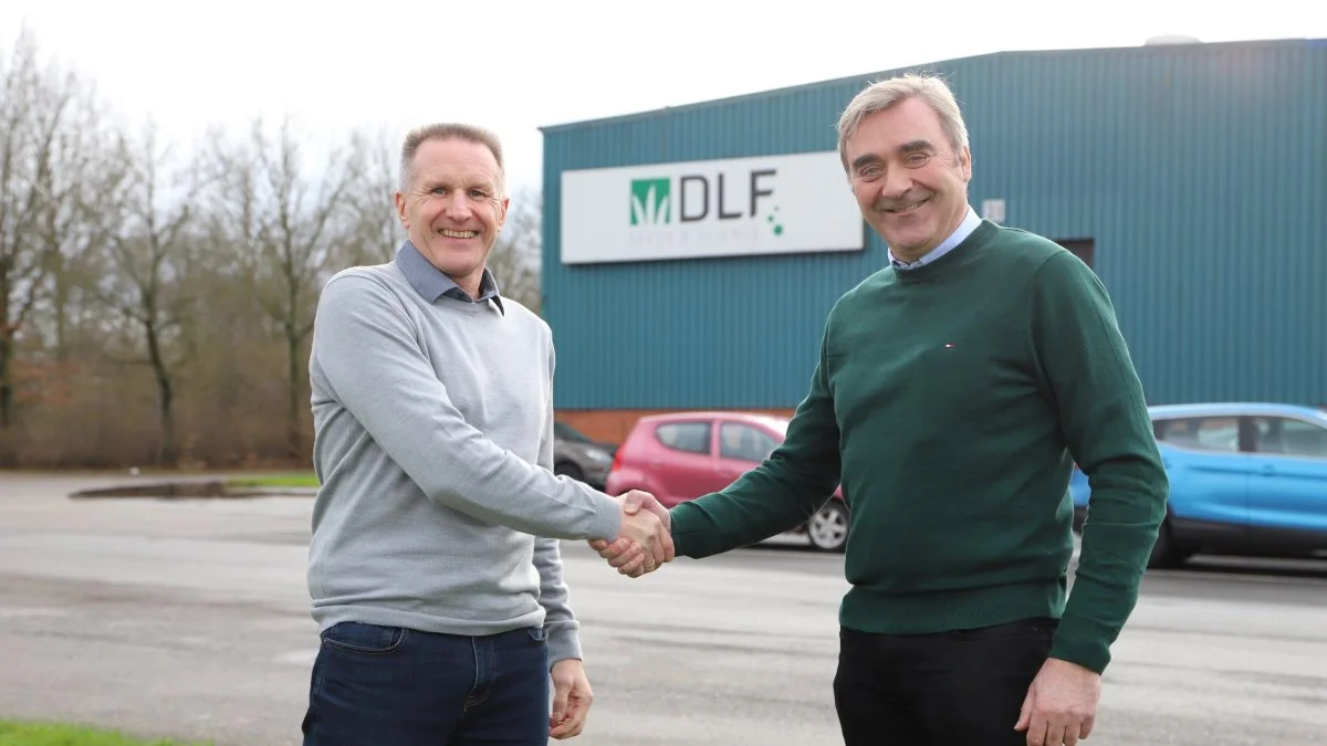 Salgschef hos DLF, Jens Grimstrup Larsen (til venstre), og formand for FRDK, Henrik Terp, giver hånd på det nye samarbejde mellem de to parter. Foto: FRDK