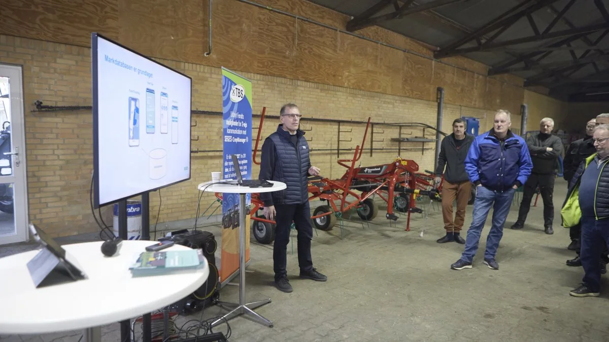 I udstillingshallen forklarede salgskonsulent Carl Aggerbo fra Seges de mange fremmødte om mulighederne for udarbejdelse af gradueringskort til præcisionsjordbrug.