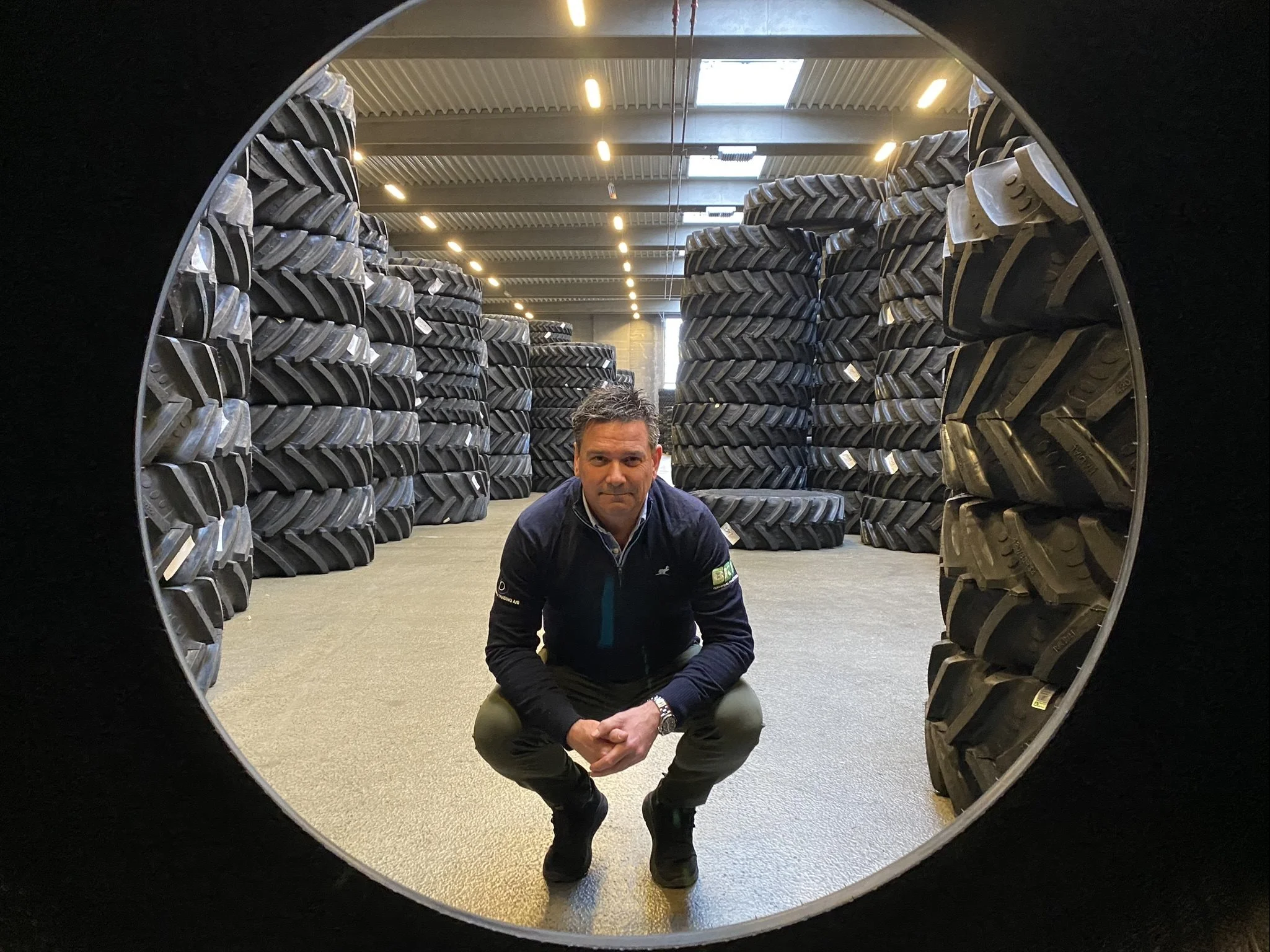 Brixius Trading A/S, der er importør af BKTs store dækprogram i Danmark, har 15 ansatte, som varetager salg, indkøb, marketing, webshop med videre i det store 8.000 kvadratmeter store hus i Brabrand. Claus Brixius, der er anden generation i Brixius Trading A/S, fortæller, at Brixius Trading blev etableret i 1986 og i 1999 begyndte virksomheden at importere BKT-dæk fra Indien. Foto: Per Jørgensen