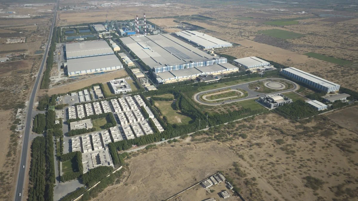 De massive investeringer i BKT's Bhuj-fabrik har øget dækproducentens omsætning i dollar og ton dæk produceret til en milliard-dollar-forretning. I dag omsætter BKT for en milliard dollar om året, men hen over de næste tre år vil virksomheden øge produktionen Bhuj til 650.000 ton dæk om året og have en omsætning på to milliarder dollar.