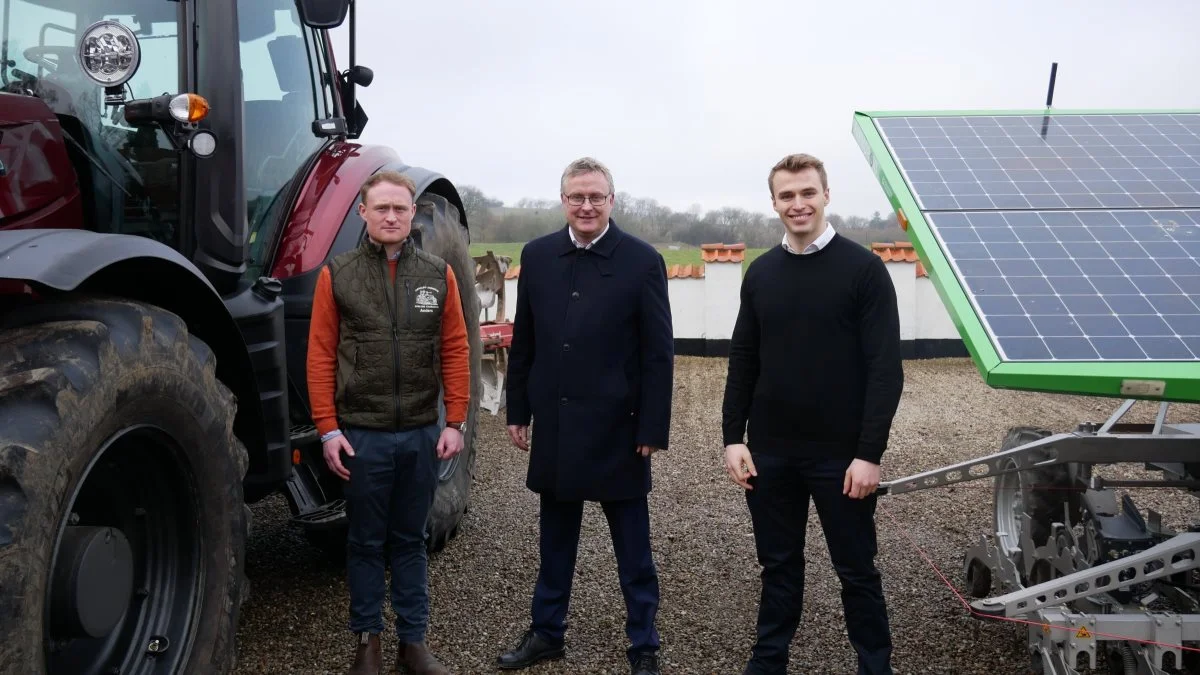 Fra venstre er det landmand Anders Bach, minister for Fødevarer, Landbrug og Fiskeri, Jacob Jensen, og formand for LandboUngdom, Niels Skovgaard. Foto: LandboUngdom