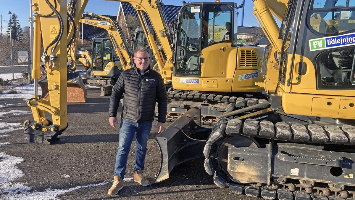 Maskinudlejer Peter Vest i sit rette element. Mellem gule Komatsu-maskiner med PV-Udlejning på klistermærkerne. Foto: Bjarne Madsen
