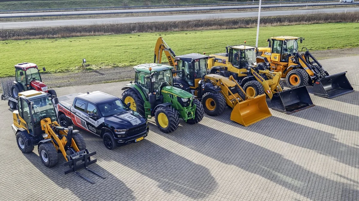 Mange forskellige maskiner ruller frem til Åben Maskinvej. Her med repræsentation af alle seks maskinfirmaer. Fra venstre en Schäffer-læssemaskine fra Helms TMT-Centret, en Ram med trailer fra S&S Bilhus, en John Deere-traktor fra Semler Agro, en rendegraver fra Hydrema, en Komatsu-læssemaskine fra Scantruck og en JCB-læssemaskine fra Reesink Construction. Foto: Bjarne Madsen