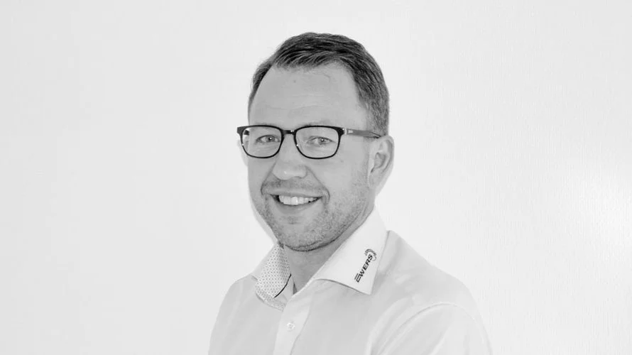 Martin Fyllgraf er afdelingschef i Brdr. Ewers Hobro-afdeling, og han peger på, at noget af det, der er højaktuelt for tiden, er at finde de rigtige klimaløsninger til mælkeproducenterne.
