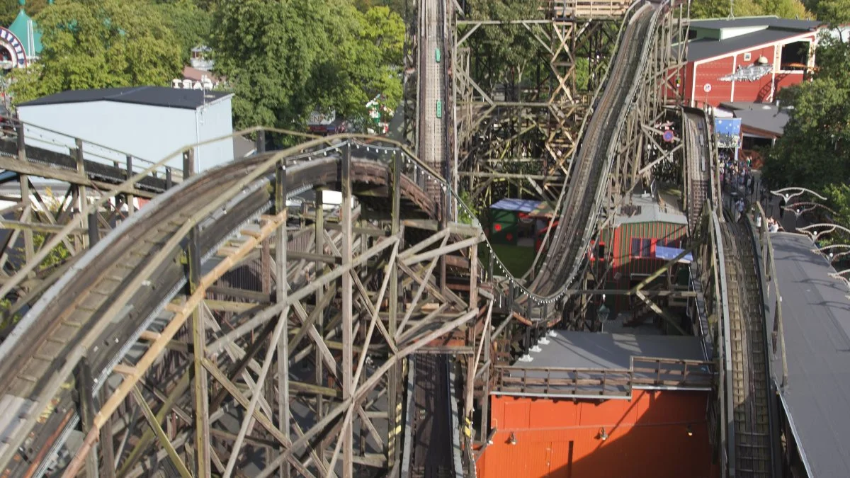 2022 bød på rekord i besøgstal og i salg af årskort hos flere forlystelsesparker. Her ses den gamle rutsjebane på Dyrehavsbakken. Foto: Colourbox