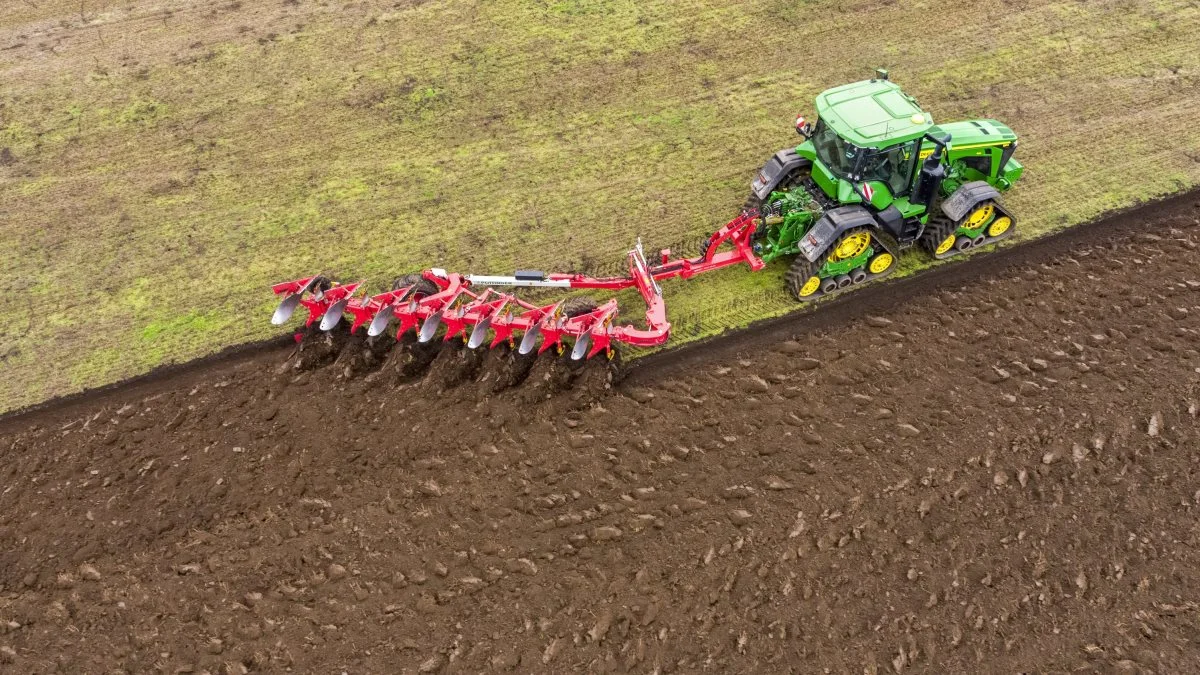 Pöttinger lancerer nu en ny halvbugseret Servo T 6000 on-land-plov. Ofte er traktorer udstyret med brede dæk, tvillinghjulsmontering eller bælter for at reducere marktryk, hjulslip og skåne jorden. Servo T 6000 on-land giver plads til traktorer op til 4 meters udvendig bredde.