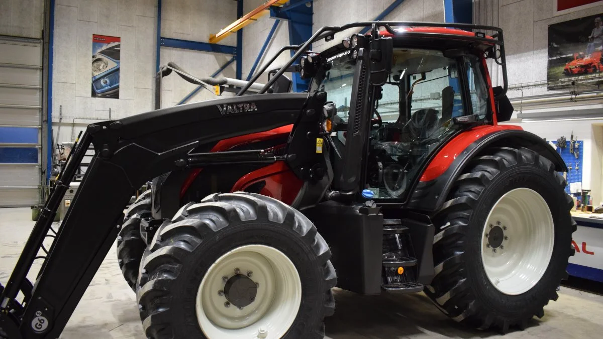 Denne Valtra N175 er specielt designet til skovarbejde og er beskyttet af boltede jernplader. Samtidig er den udstyret med en særlig styring, der forbedrer arbejdsstilingen væsentligt. Foto: Jørn Chr. Jervelund