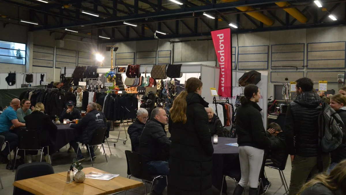 Et hyggeområde i hallen ved siden af opvisningsbanen gav ro til en god snak eller lidt at spise.