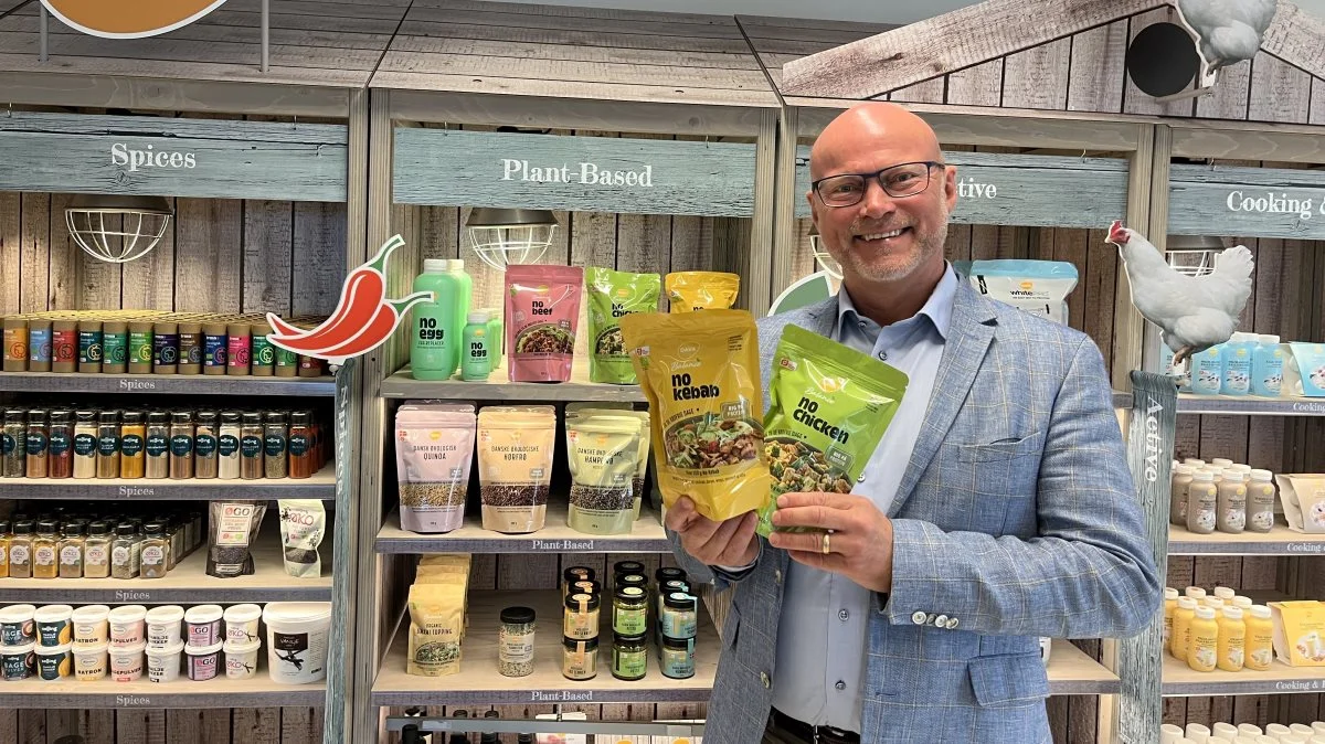 CEO Ivan Noes fra Dava Foods viser her nogle af de nye produkter frem. Foto: Dava Foods