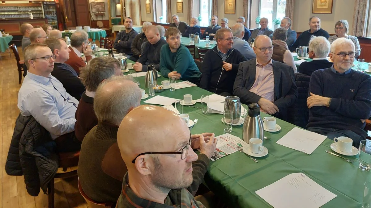 Omkring 60 fremmødte til generalforsamlingen i Agerskovgruppen, der blev holdt på Agerskov Kro. Efter generalforsamlingen var der debatmøde om CO2-afgrifer. Foto: John Ankersen