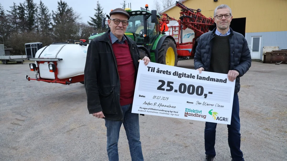 Årets digitale landmand Jan Warrer Olesen (tv.) modtog prisen af vicedirektør i Agri Nord, Anders B. Hummelmose. 