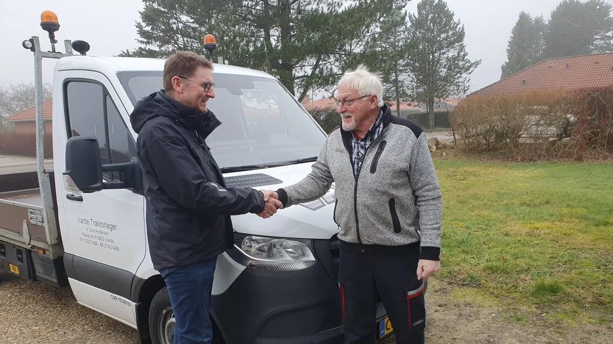 Ove Emil Andersen, Varde Traktorlager, der har været selvstændig siden 1992, har solgt sin forretning til Valtec, og forretningen skifter navn til Valtec Varde. I Vestjylland afsluttes en handel med et håndtryk - også mellem Ove Emil Andersen (th.) og Jan Garder.