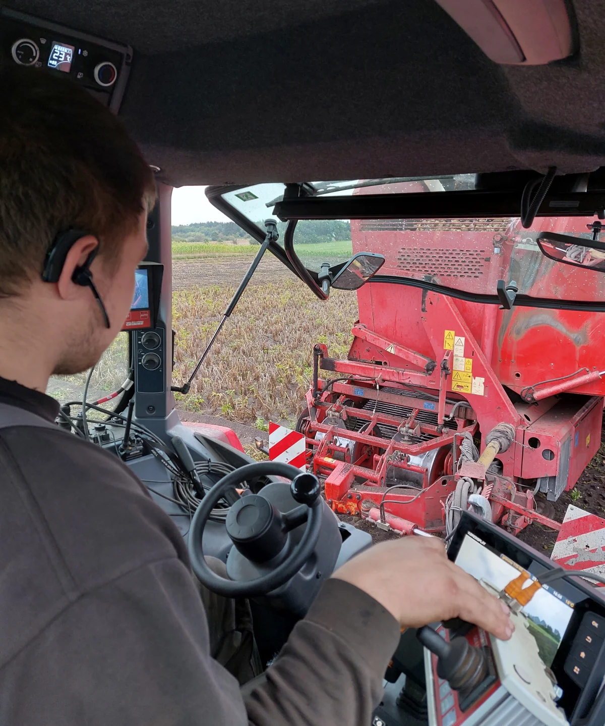 Med TwinTrac kan førerpladsen vendes 180 grader. Det giver et langt bedre udsyn til redskabet og er mere skånsomt for krop og nakke.