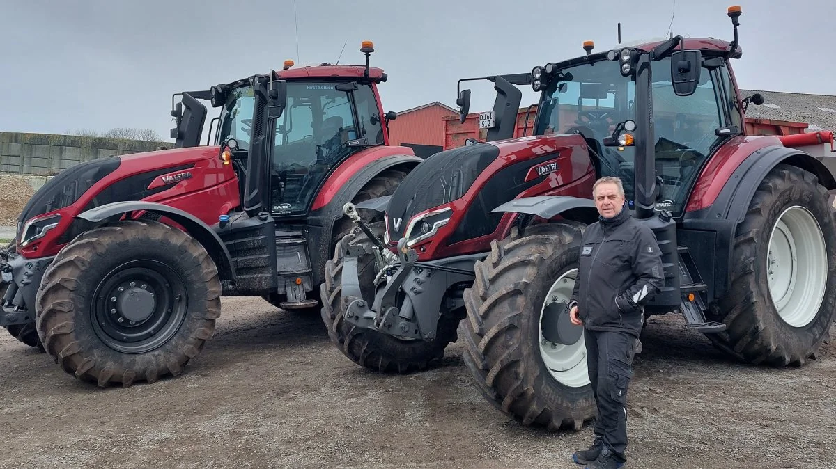 Torben Jakobsen, indehaver af maskinstationen Hjortlund Landbrug, har to traktorer med TwinTrac, og en tredje traktor med vendbar førerplads er på vej. Foto: Valtra