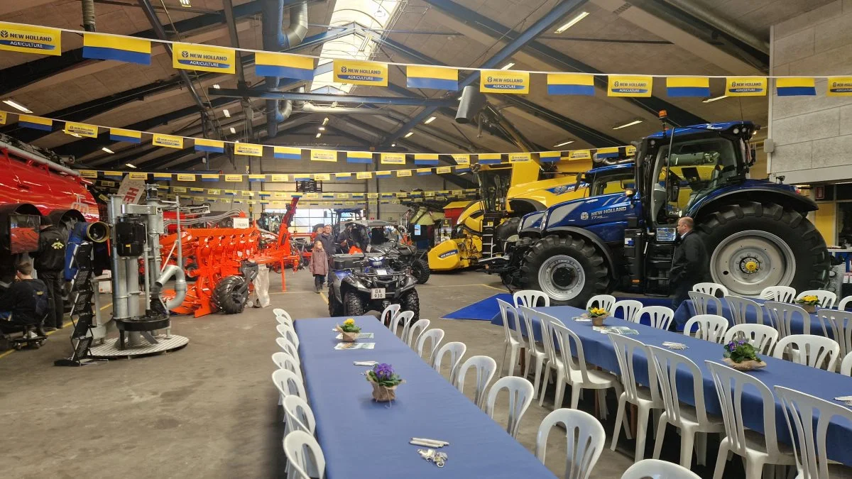 Der var dækket op til gæsterne, der forventeligt ville gå om bord i de tusindvis af fastelavnsboller og pølser, der blev serveret til åbent hus-arrangementet.