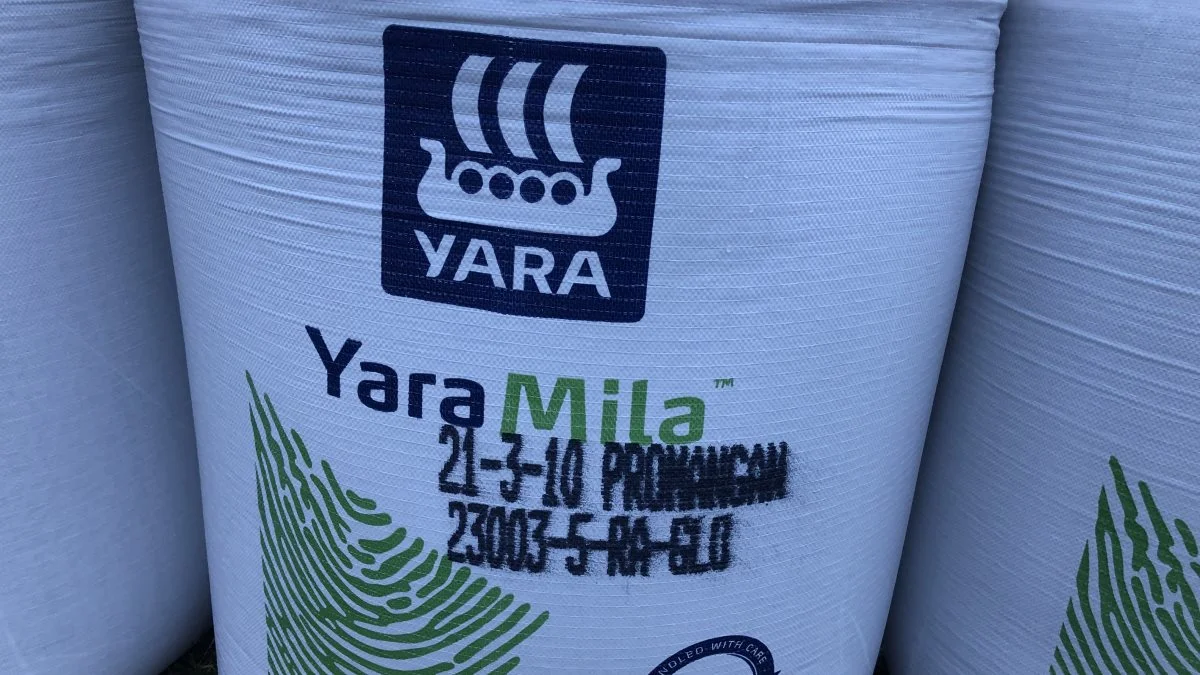 Yara gødning klar til vækststart. Sporbarhedskode med produktionssted er påført sækken. I dette tilfælde fabrikken i Glomfjord (GLO). 