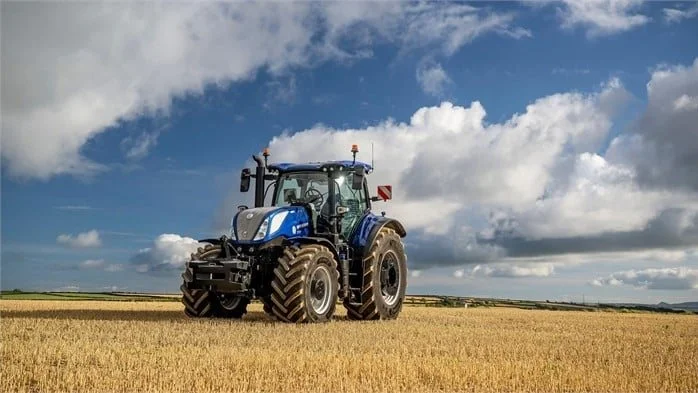 Den nyeste New Holland traktor - T7 300 - kommer til Kragmann A/S i Middelfart på fredag. Pressefoto