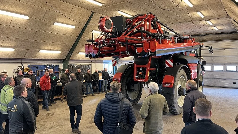 Røstofte Maskiner A/S havde inviteret til mark demo dag, hvor interessede kunne lære meget mere om blandt andet spotsprøjtning og tildelingskort. Foto: Jakob Coulthard
