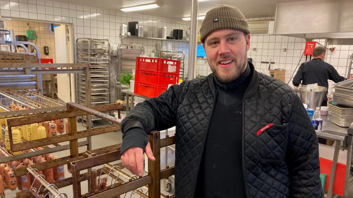 Slagtermester Sune Hansen har fået produktionen digitaliseret og slipper for at have store dele af kunde- og ordrekartoteket i hovedet. Foto: Erhvervsstyrelsen