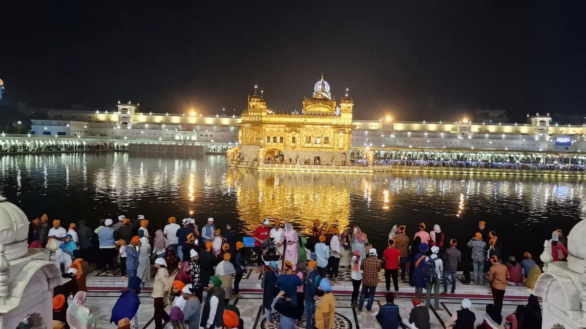 Vand bliver snart den største mangel for Indien - blandt andet her ved sikhernes gyldne tempel, som det tog sig ud i søndags i byen Amritsar på grænsen ind til Pakistan.